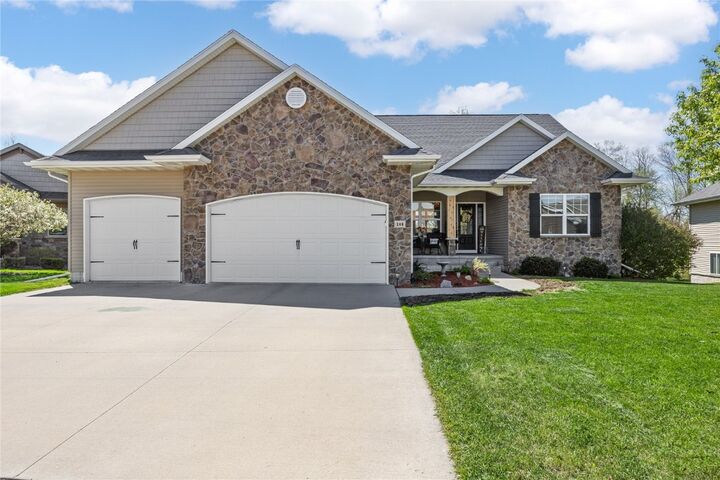208 Willowood Dr  Hiawatha IA 52233 photo