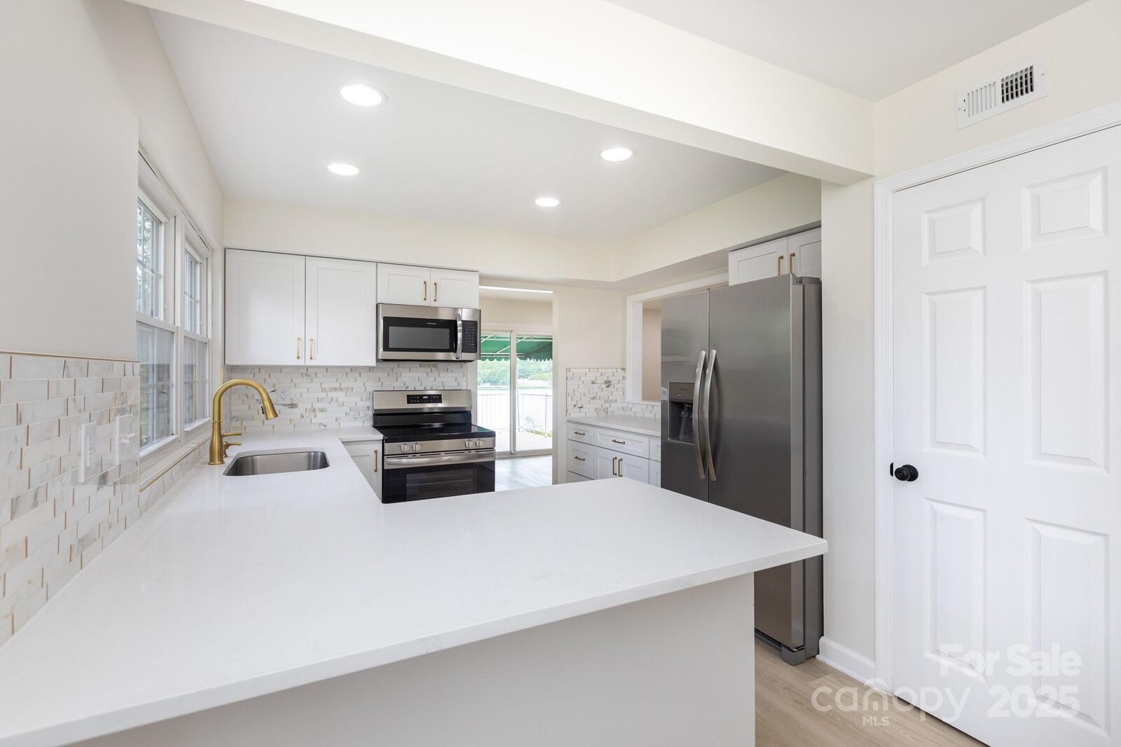 Property Photo:  8356 Meadow Lakes Drive  NC 28210 