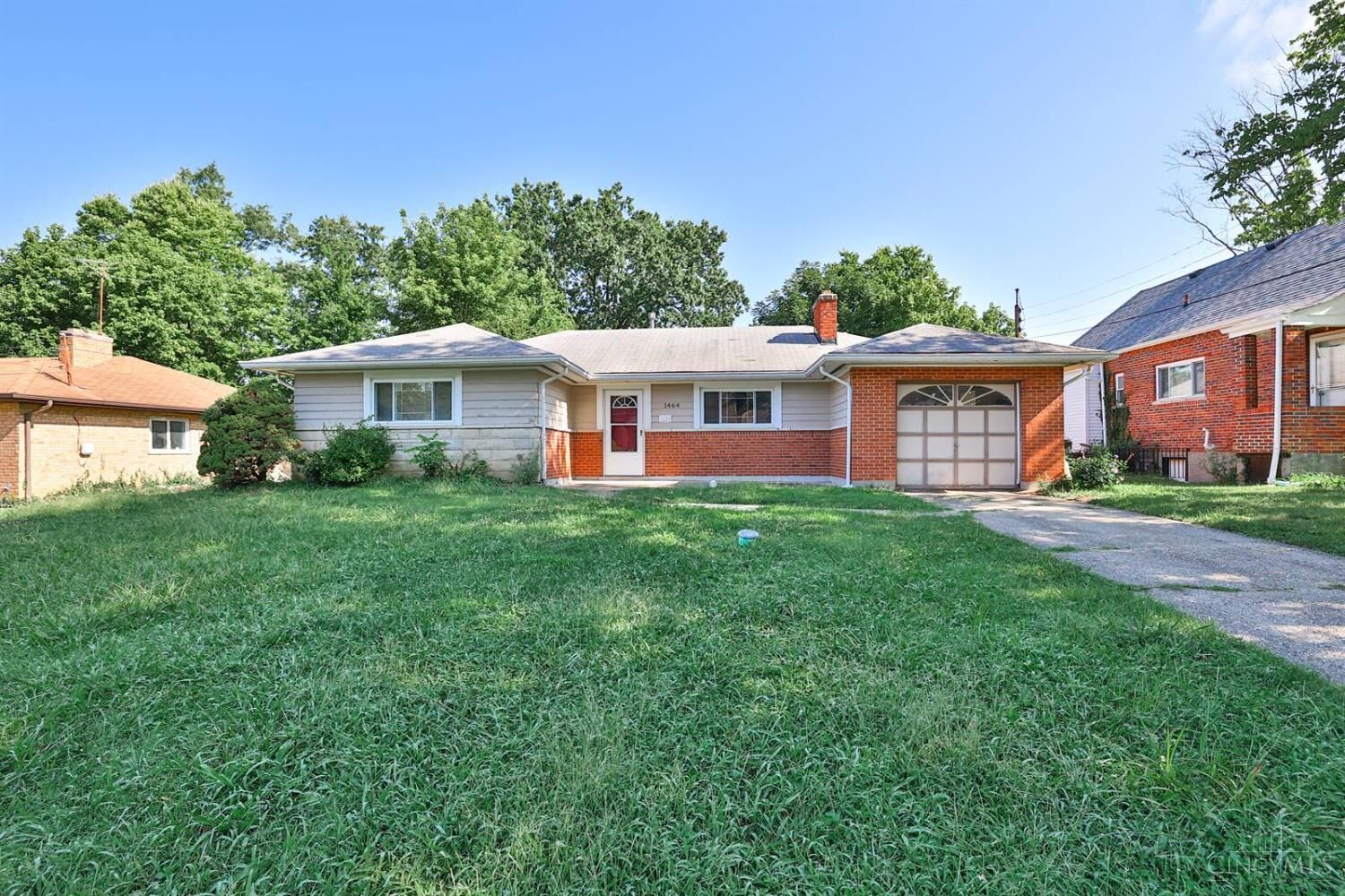 Property Photo: 1464 Clovernoll Drive OH 45231