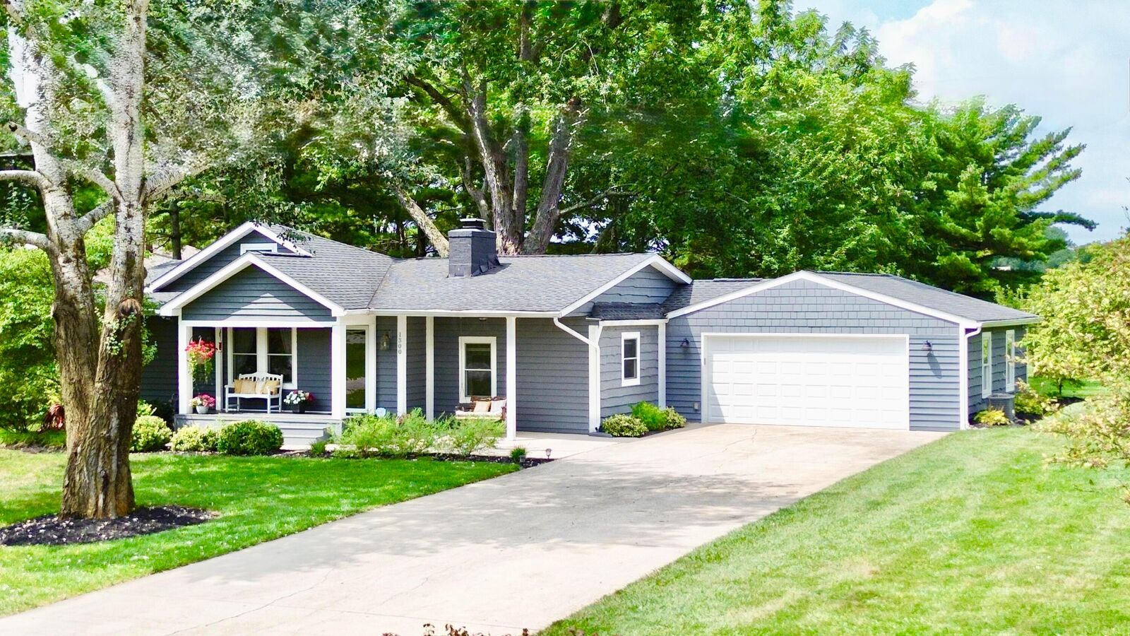 Property Photo:  1300 W Choctaw Drive  OH 43140 