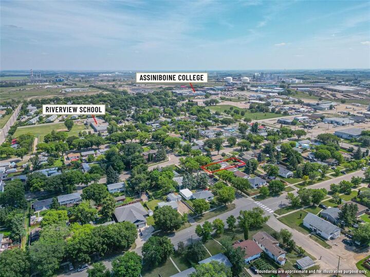 Property Photo:  818 Louise Avenue East  MB R7A 1X7 