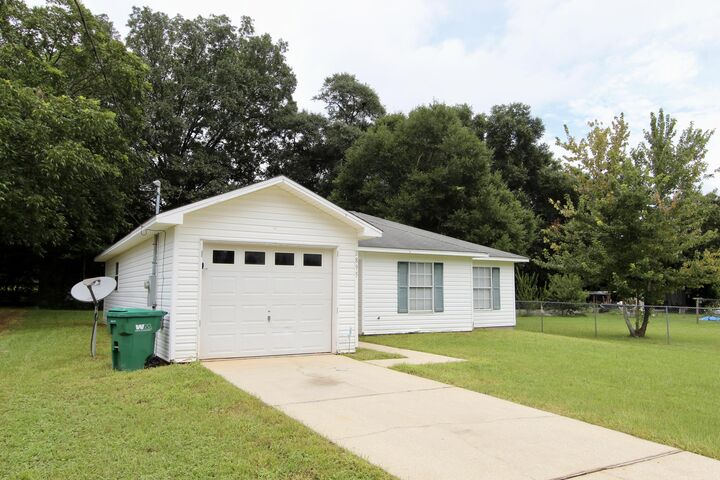 Property Photo: 2895 Pansy Avenue FL 32539