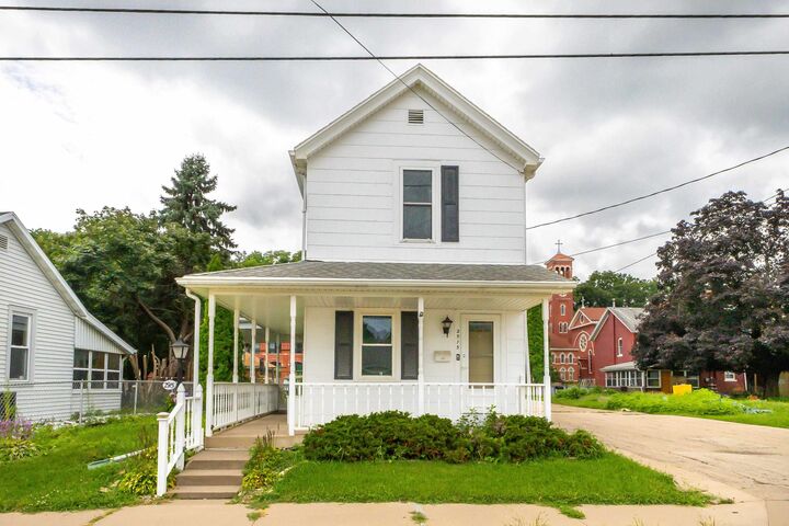 2915 White Street  Dubuque IA 52001 photo