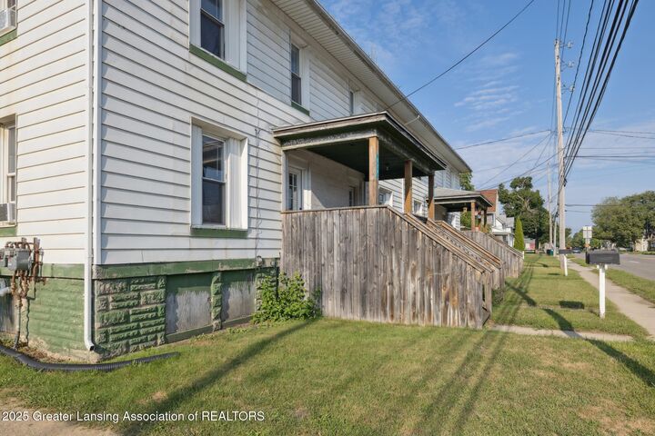 Property Photo:  808 Corunna Avenue  MI 48867 