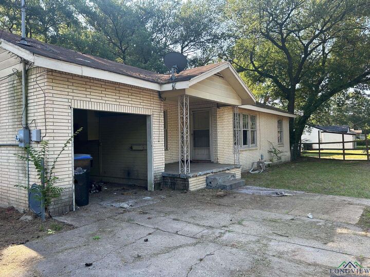 Property Photo: 904 S Twelth St S 12th TX 75601