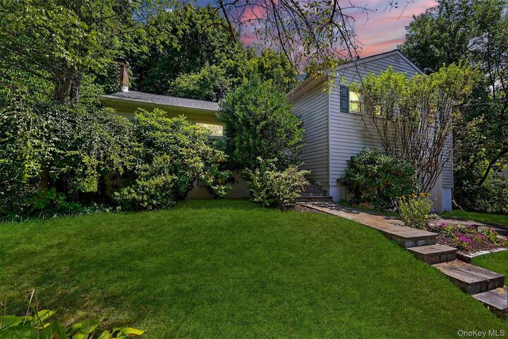 Property Photo:  6 Leawood Drive  NY 10562 