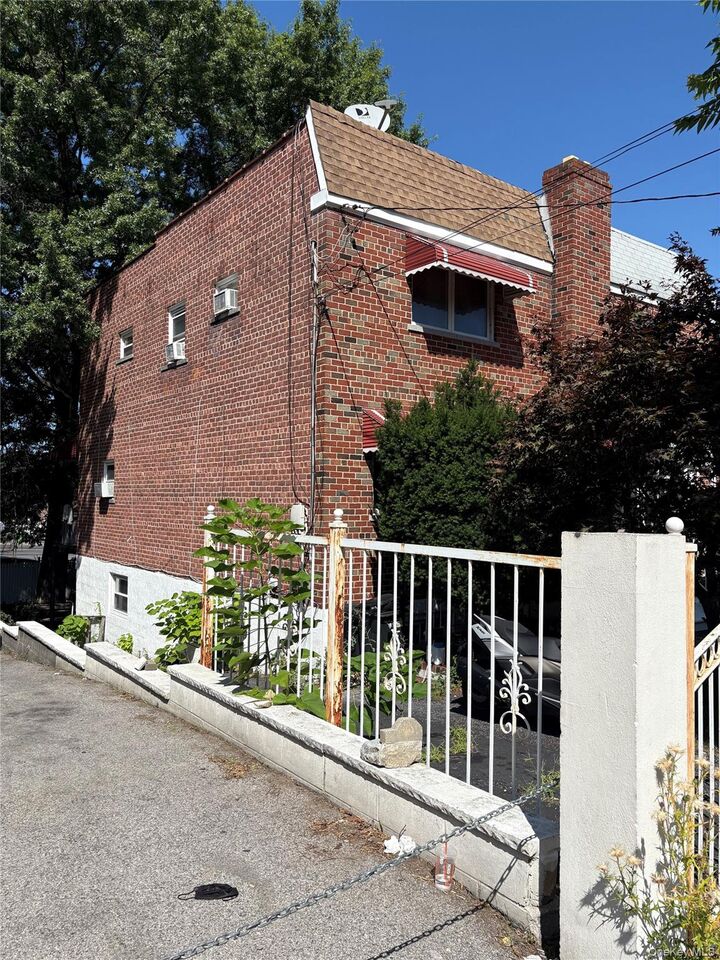 Property Photo:  931 E 232nd Street  NY 10466 