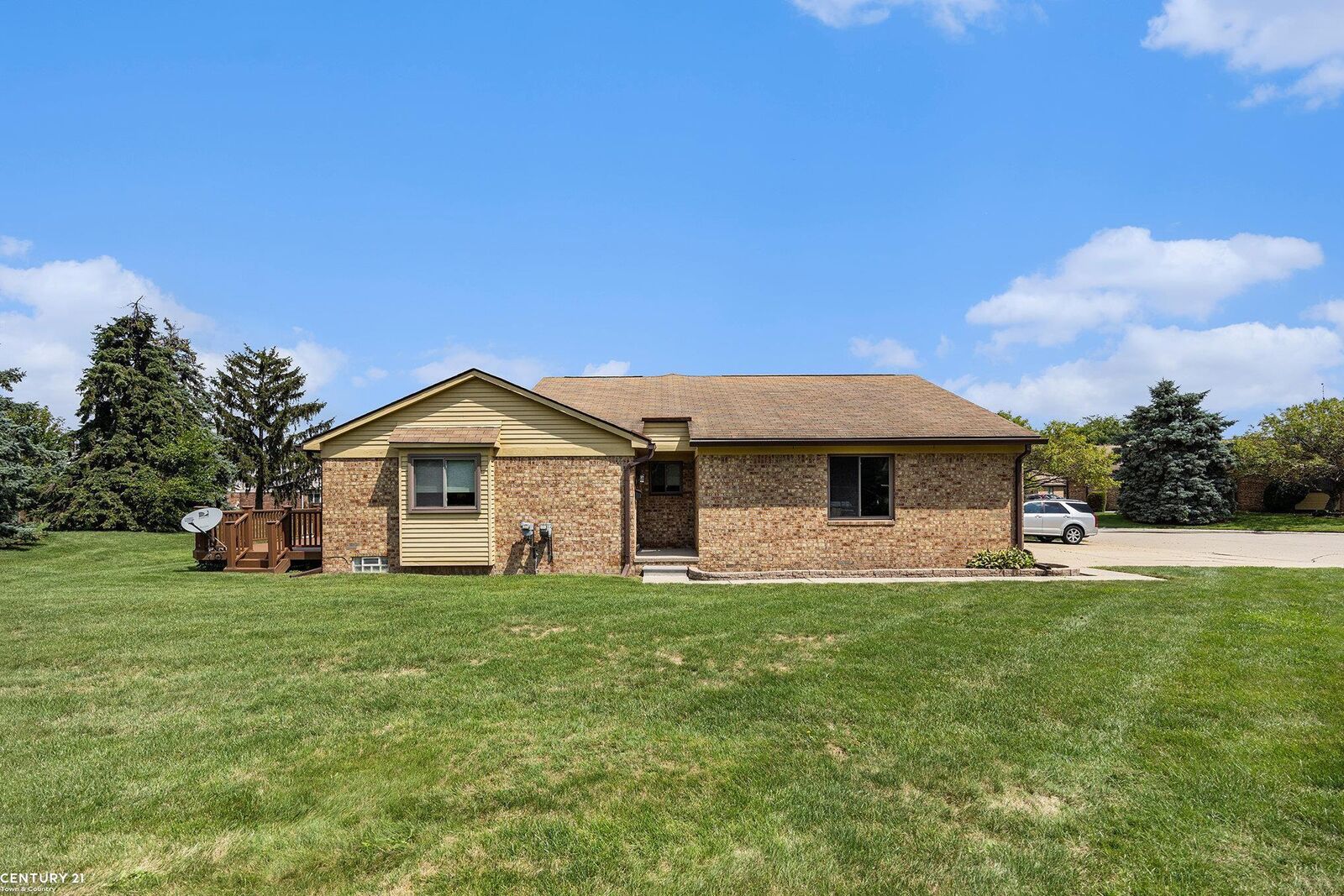 Property Photo:  37173 Glenbrook Drive  MI 48036 