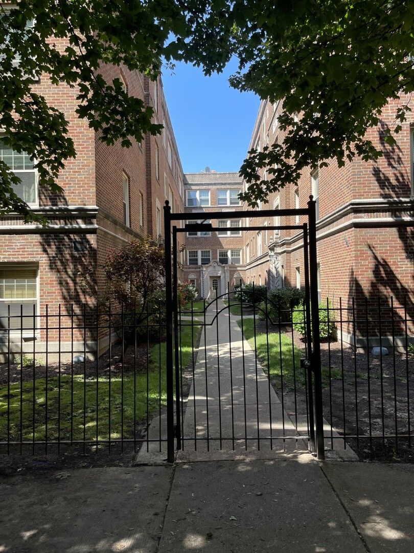 Property Photo:  7318 N Honore Street 403  IL 60626 