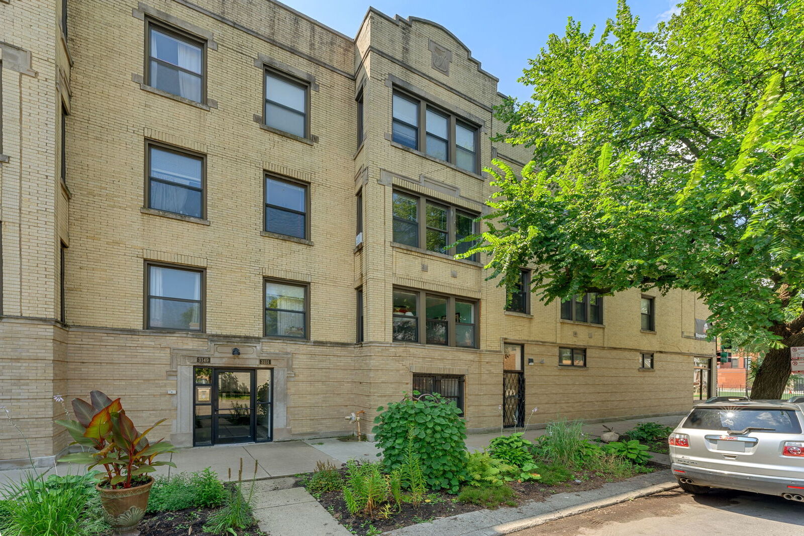 Property Photo: 3151 W Wellington Avenue 3 IL 60618