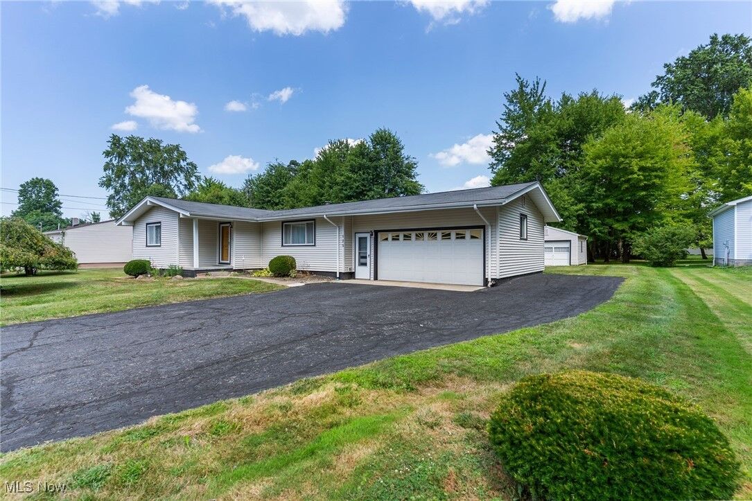 Property Photo:  125 Myrtle  OH 44410 