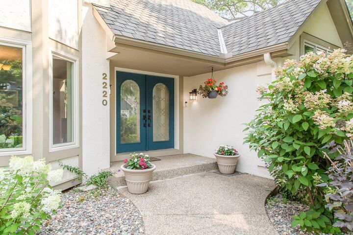Property Photo:  2220 Sommergate  MN 55331 