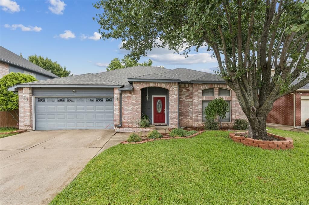 Property Photo:  1611 Caplin Drive  TX 76018 