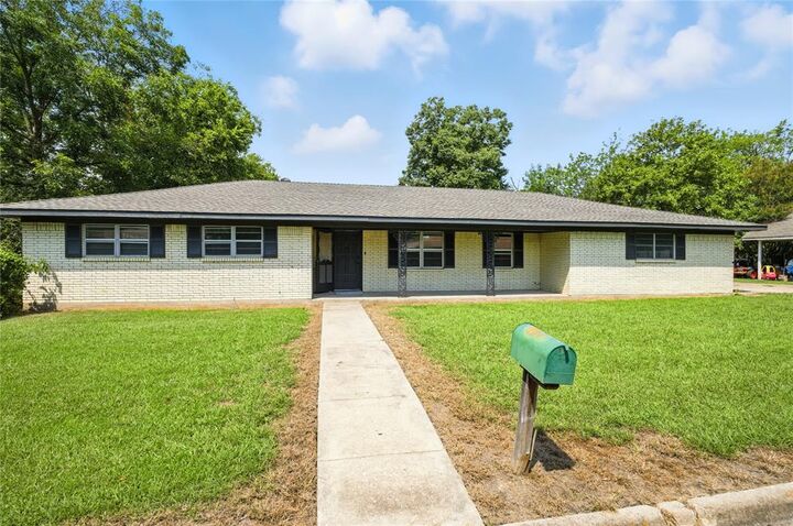 Property Photo:  115 Horseshoe Drive  TX 75432 