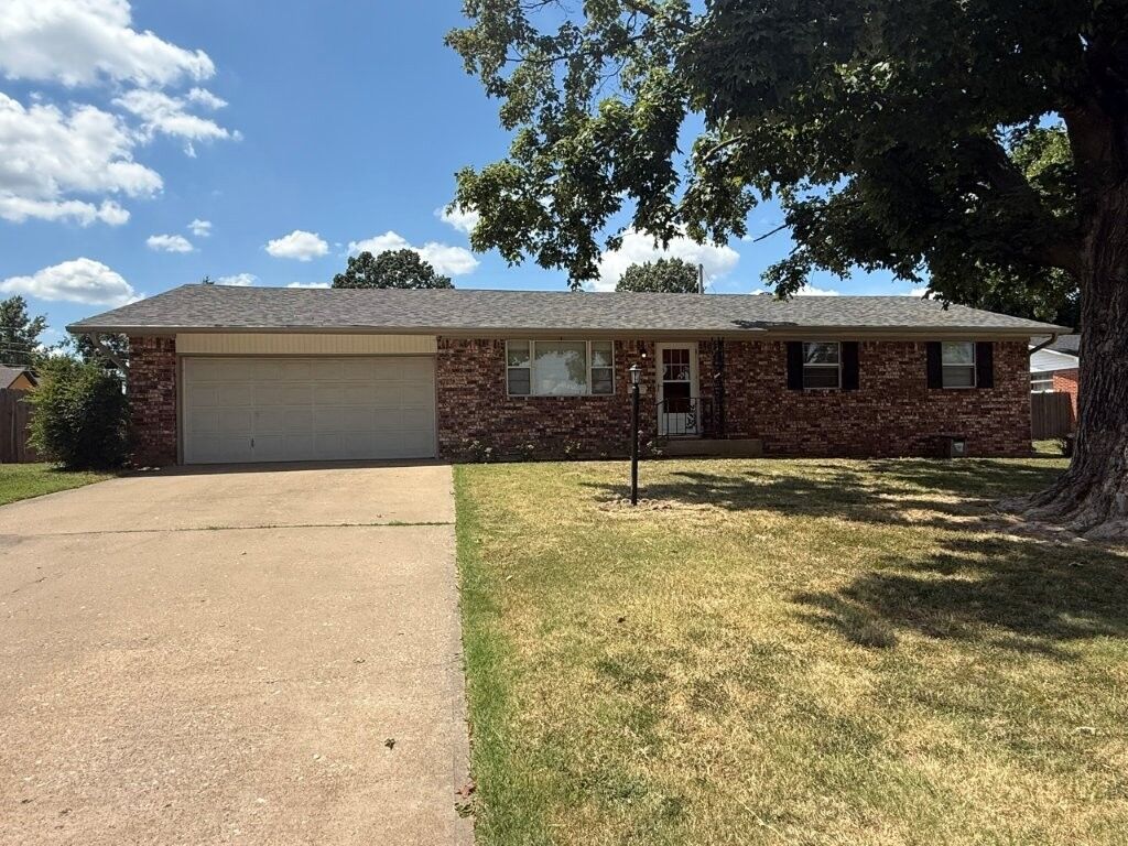 Property Photo: 818 N 12th Street AR 72756