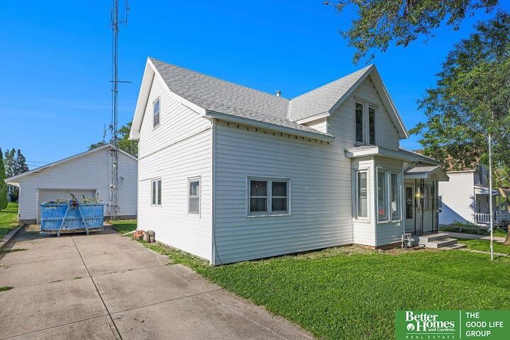 Property Photo: 304 Vine Street NE 68073