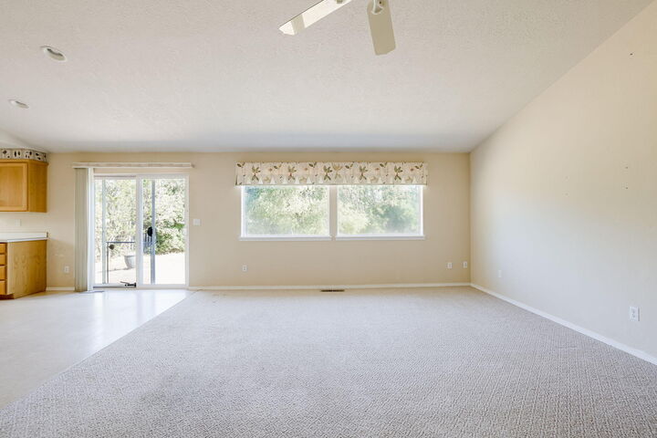 Property Photo:  835 NE Nickernut Avenue  OR 97756 