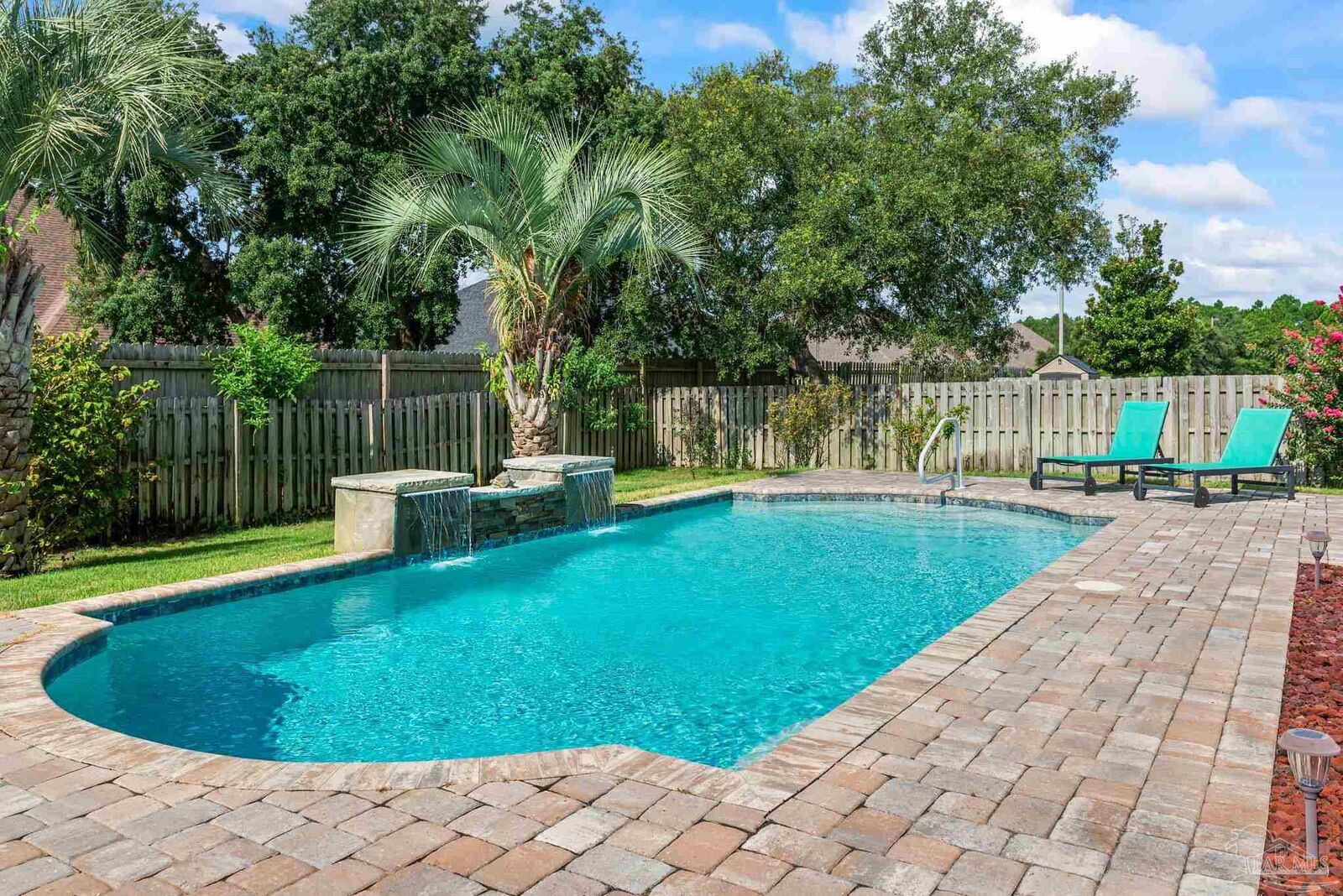Property Photo: 1530 Woodlawn Way FL 32563
