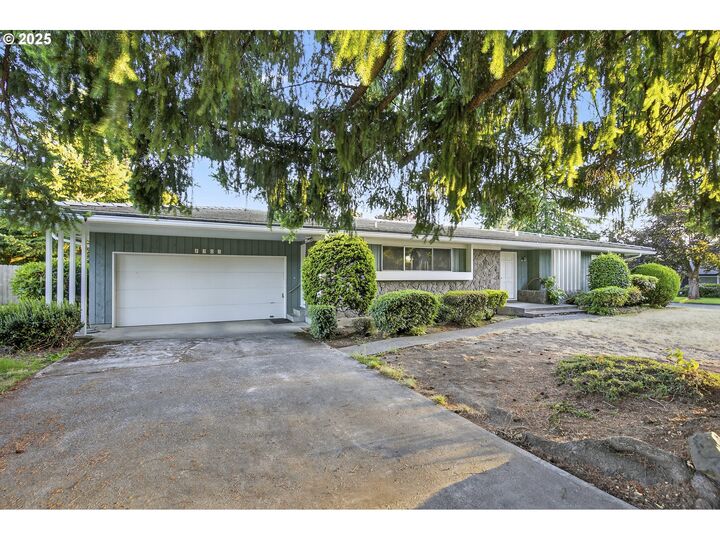 Property Photo:  4501 Willamette Dr  WA 98661 