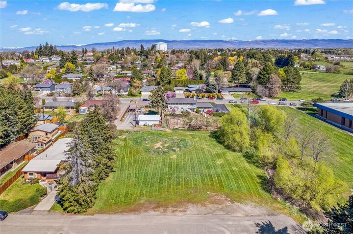 Property Photo:  2 E 2nd Avenue  WA 98926 