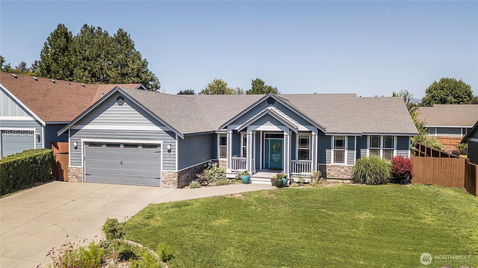 Property Photo:  1701 E Canterbury Drive  WA 98926 