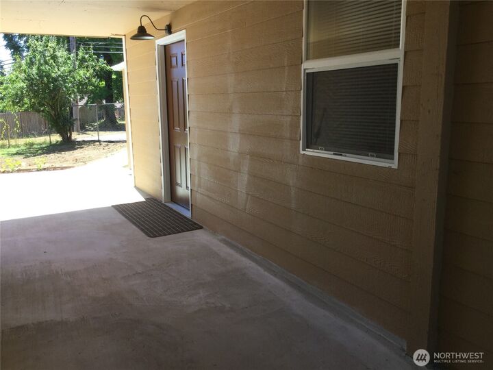 Property Photo:  801  Pecks Drive B  WA 98201 
