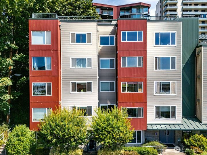 Property Photo:  524  6th Avenue W 404  WA 98119 