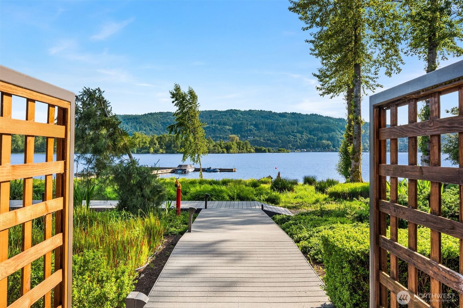 Property Photo:  4305 E Lake Sammamish Parkway SE  WA 98029 