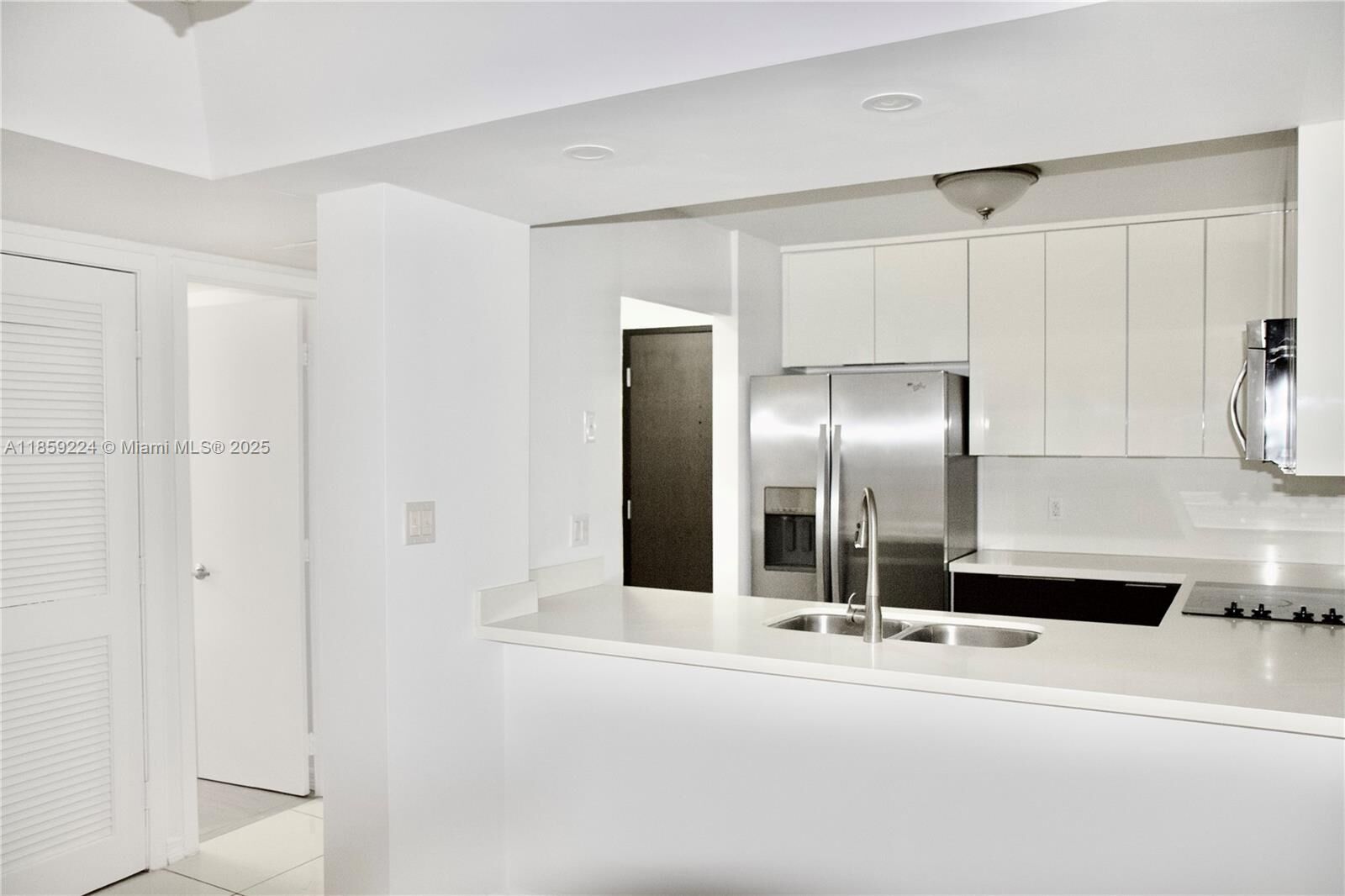 Property Photo:  2901 S Bayshore Dr 3D  FL 33133 