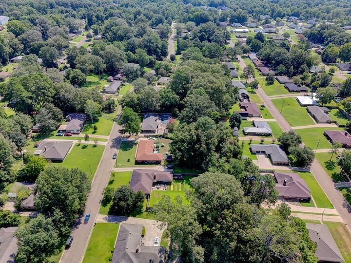 Property Photo:  412 Elmwood St  MS 39180 