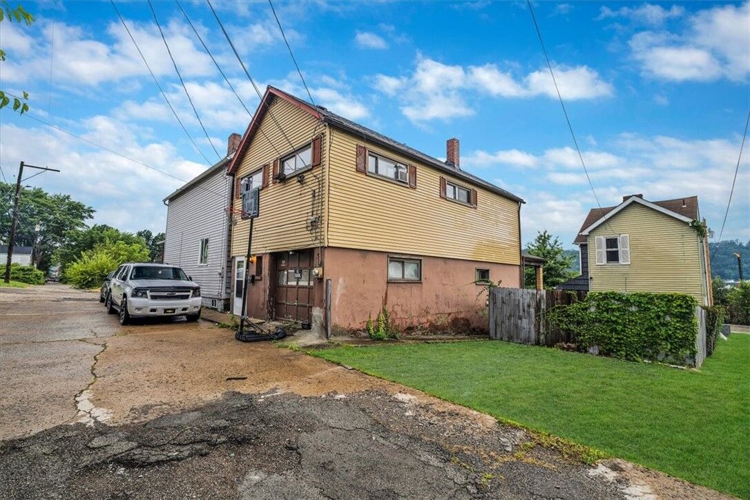 Property Photo:  1306 Constitution Blvd  PA 15068 
