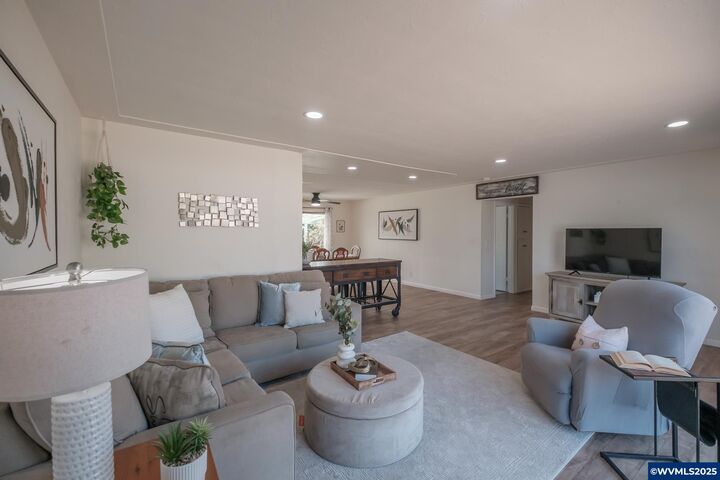 Property Photo:  1236 Redwood St NW  OR 97304 