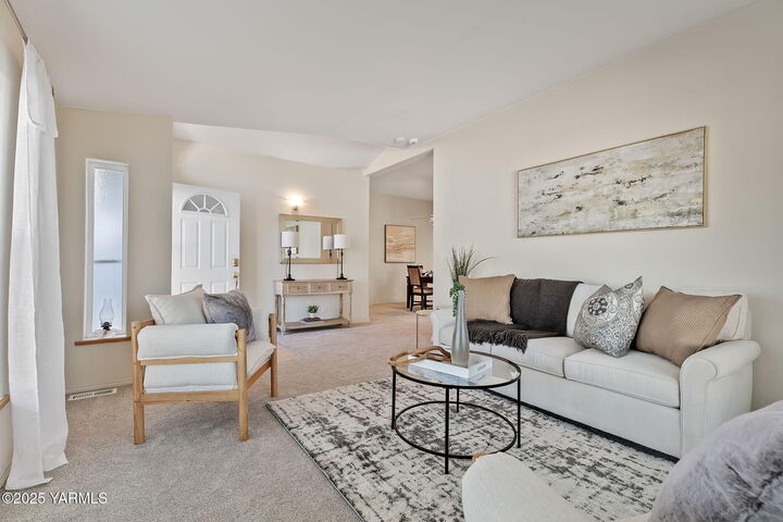 Property Photo:  1806 Magnolia Ct  WA 98908 