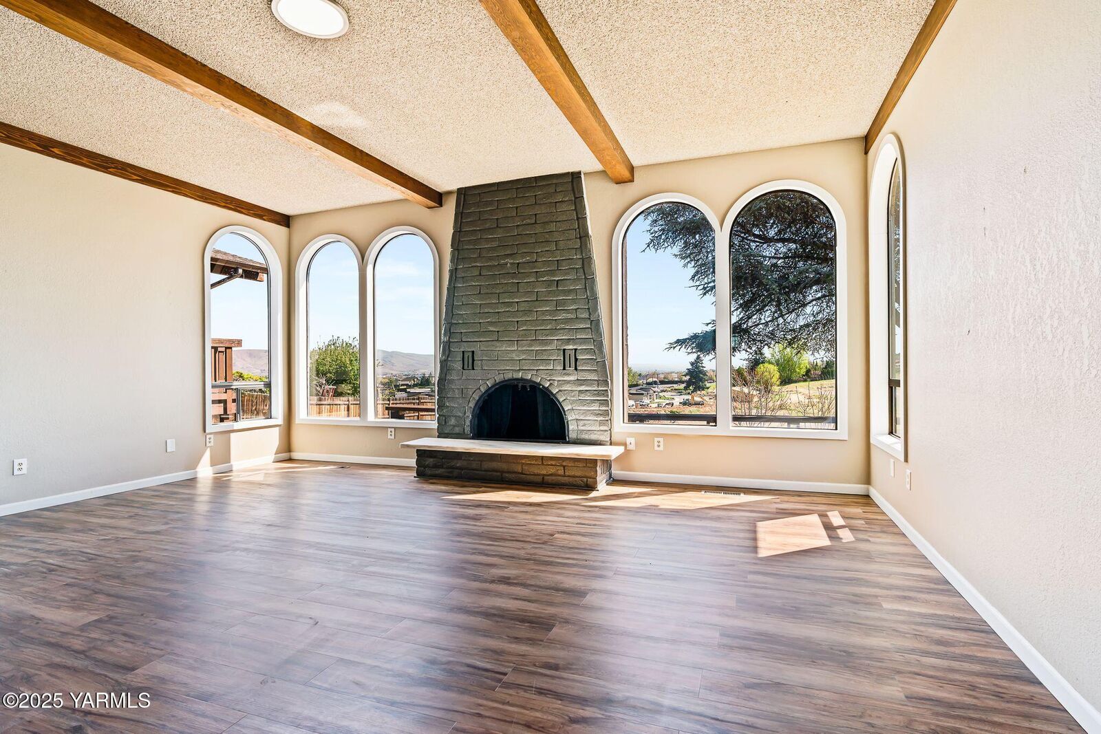 Property Photo:  825 N Conestoga Blvd  WA 98908 