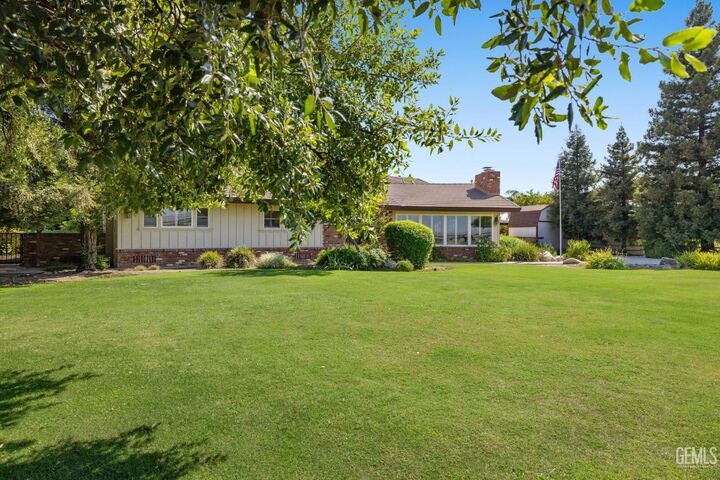 Property Photo: 1321 Panorama Drive CA 93305