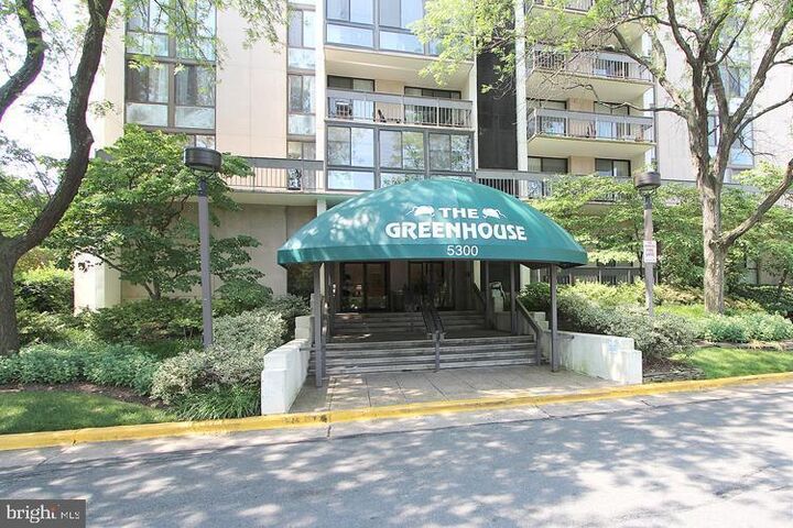 Property Photo: 5300 Holmes Run Parkway Ph-18 VA 22304