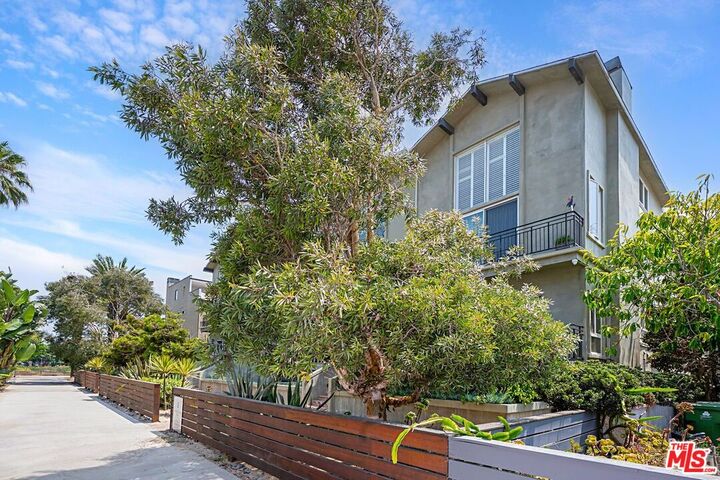 Property Photo: 20 1/2 Northstar St CA 90292
