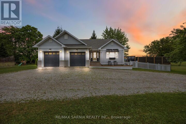 Photo de la propriété: 29597 St. Clair Parkway ON N8A 4L1