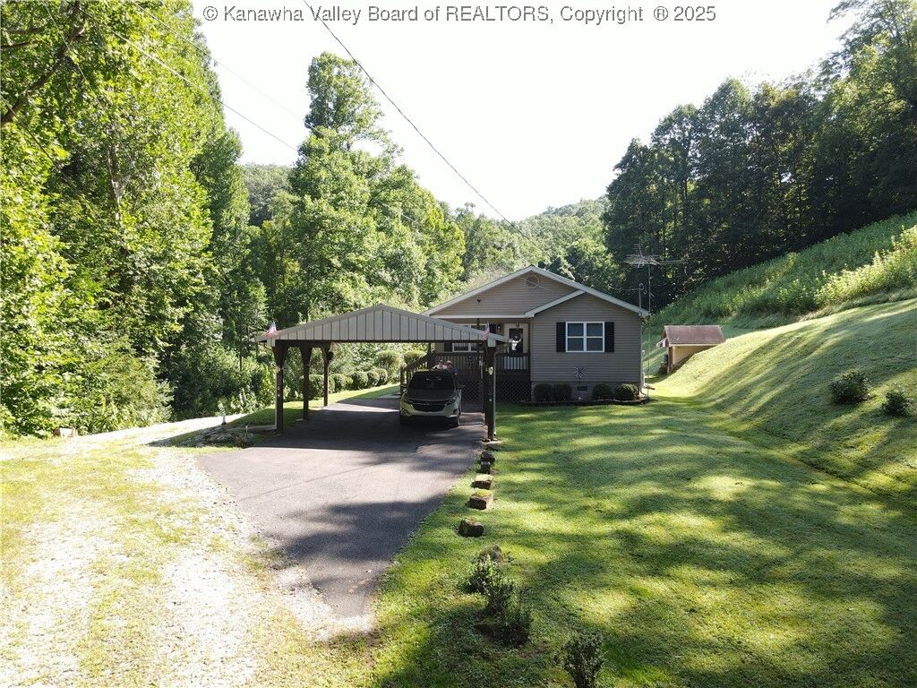 Property Photo: 306 Ravina Road WV 25071