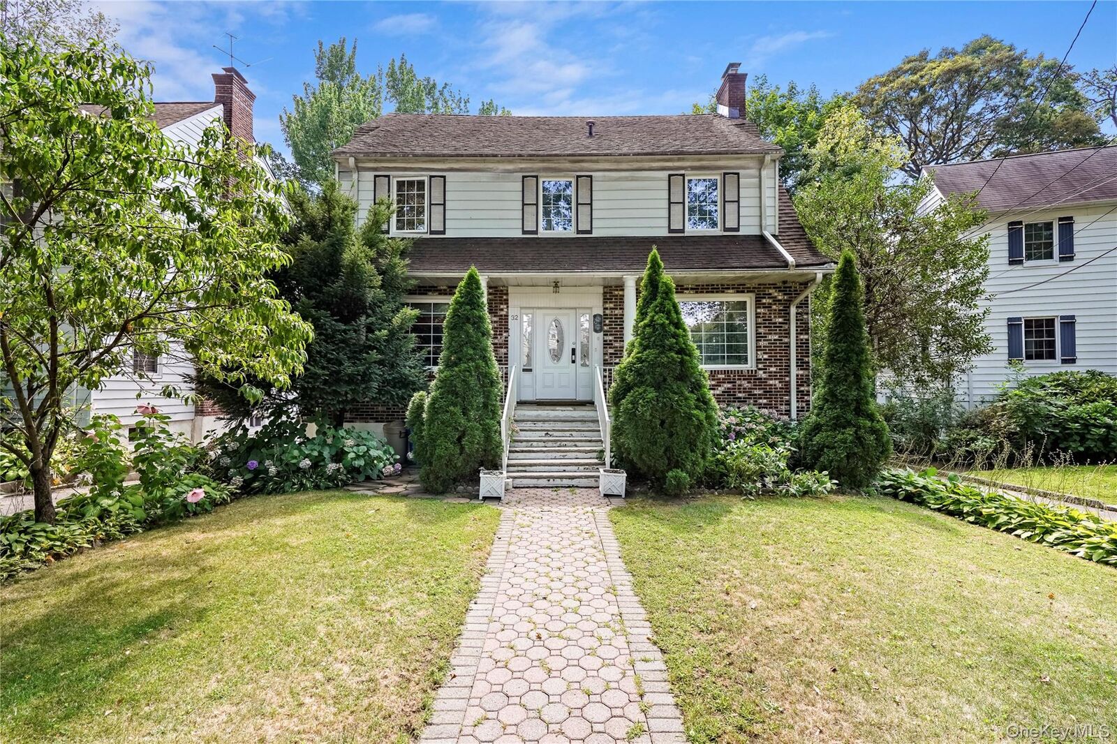 Property Photo:  32 Parkway Circle  NY 10552 