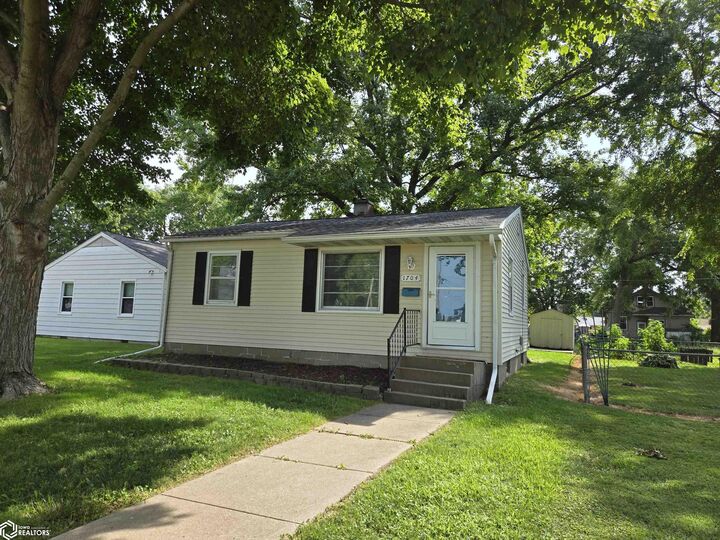 Property Photo: 1704 Olive Street IA 52601