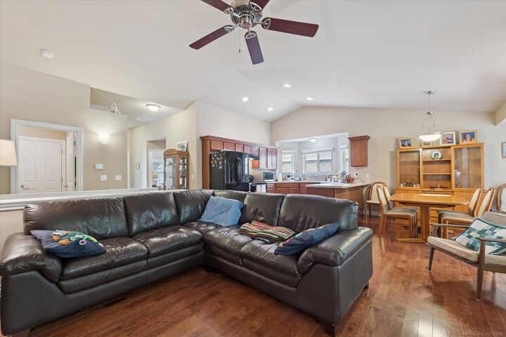 Property Photo: 13689 Ridgepoint Dr Drive MI 48313