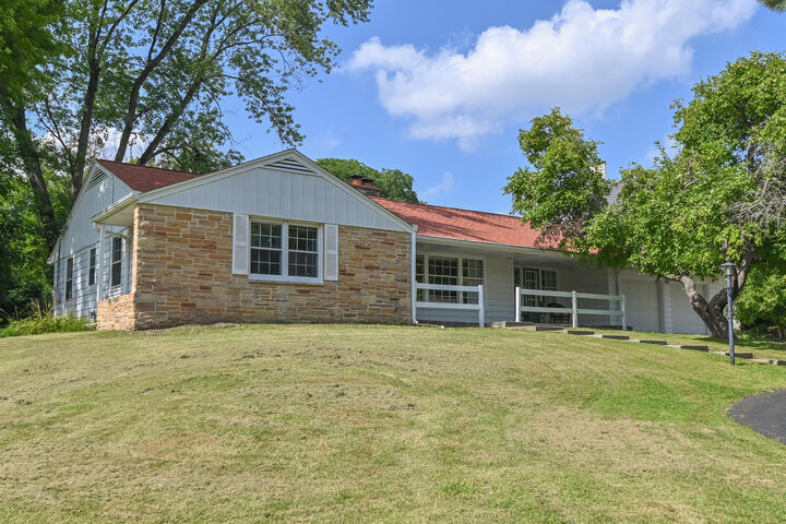 Property Photo: 885 Madera Cir WI 53122