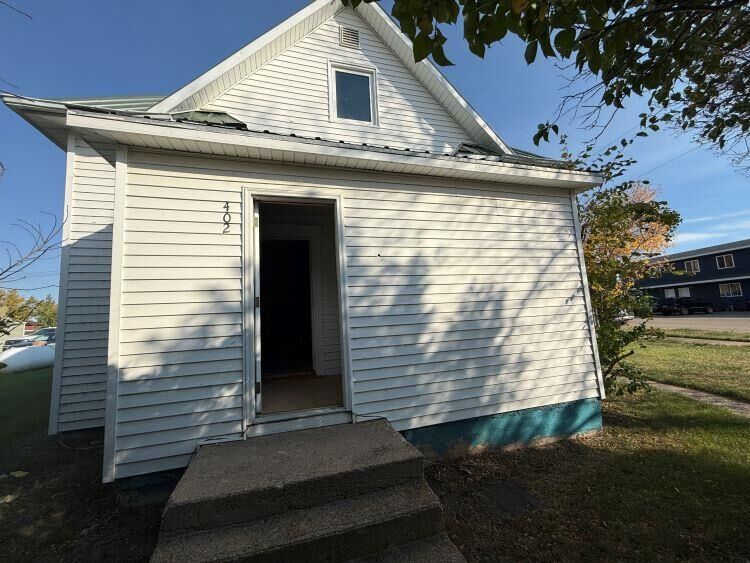 Property Photo: 402 NW 1st St ND 58730