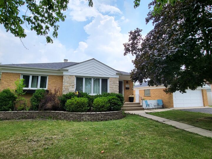 Property Photo: 1948 Boeger Avenue IL 60154