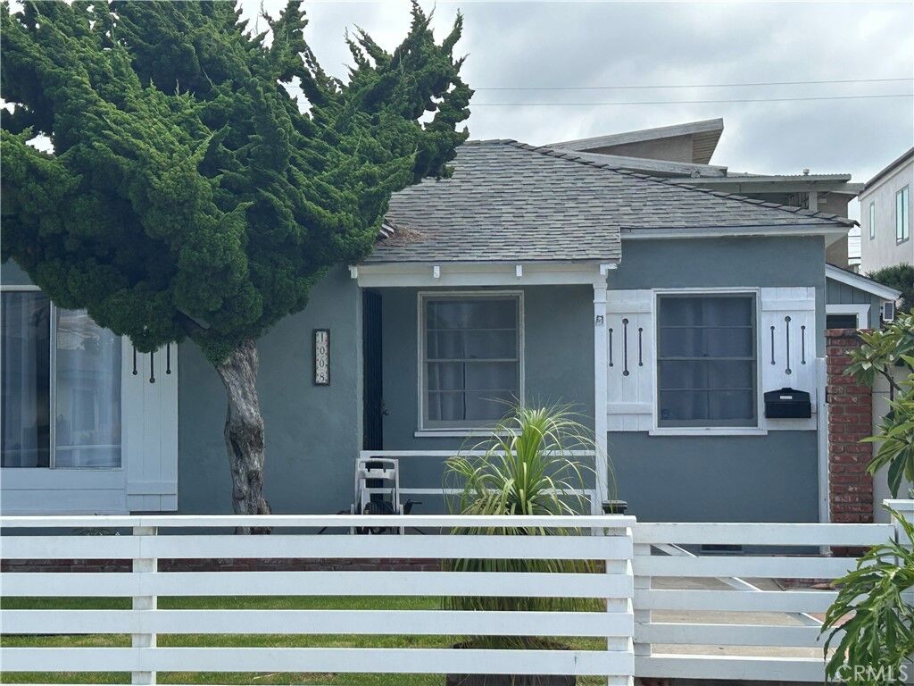 Property Photo:  1008 Huntington Street  CA 92648