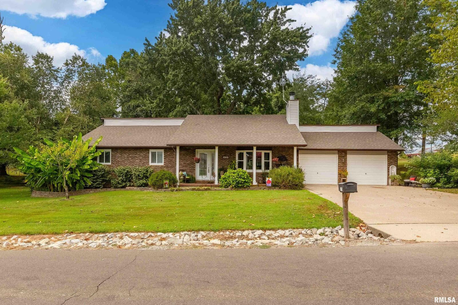 Property Photo: 1302 S Fosse Road IL 62959