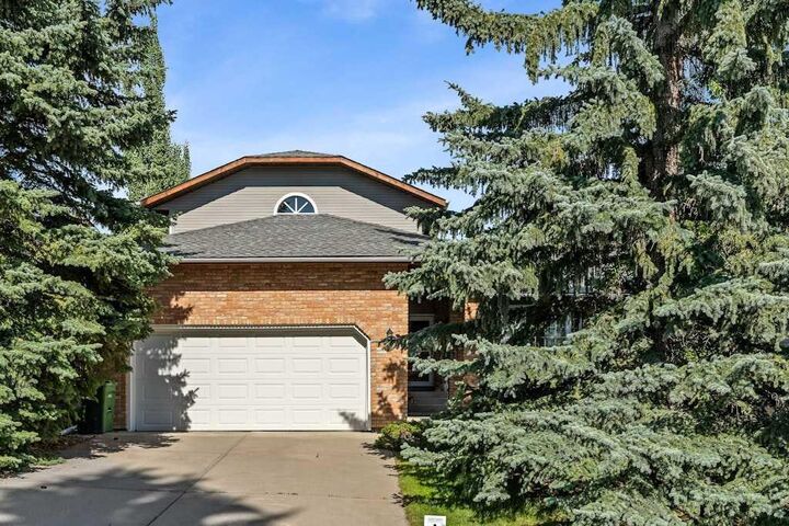 Property Photo:  76 Stradbrooke Rise SW  AB T3H 1T9 