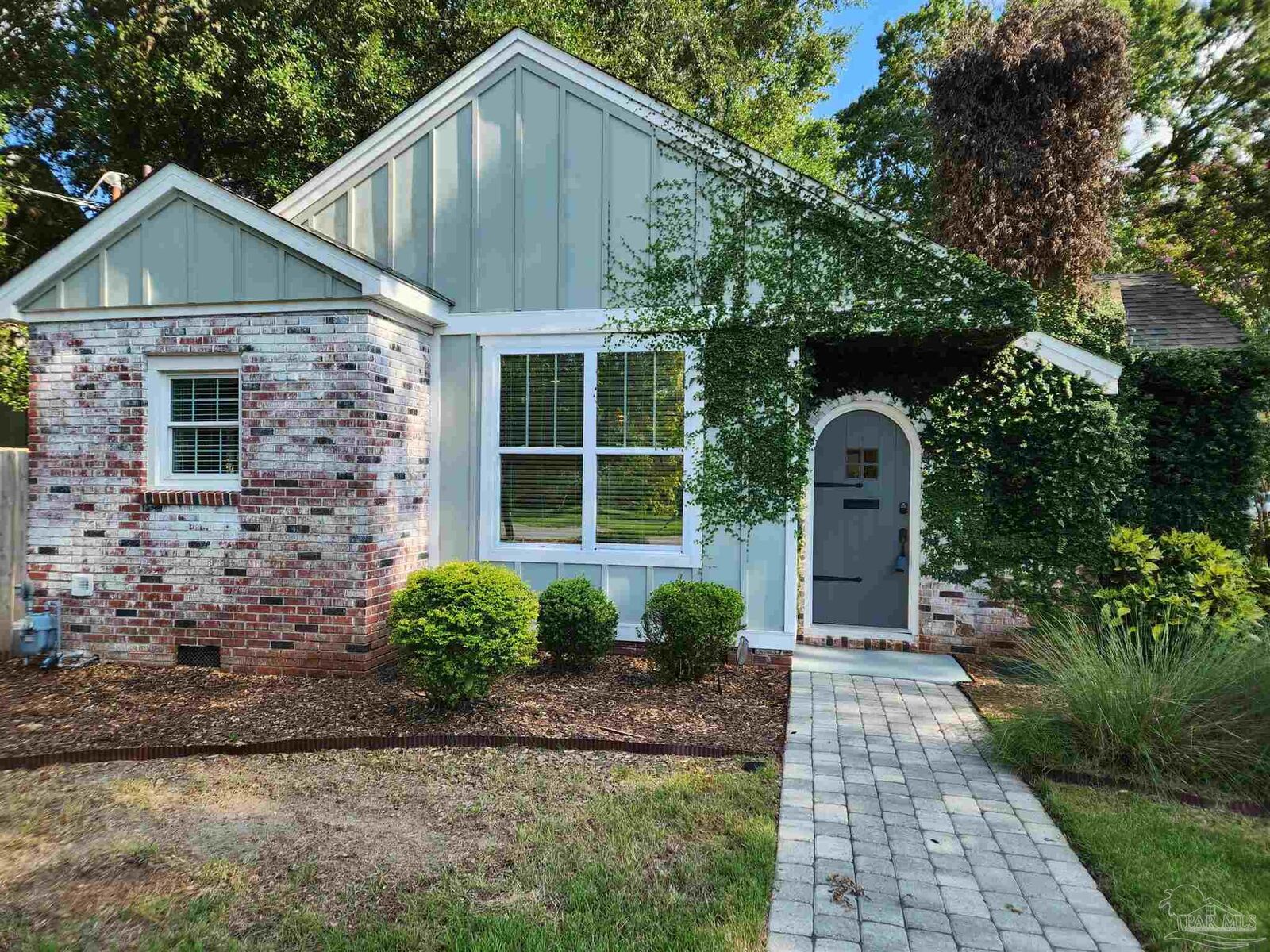 Property Photo:  2001 E Maxwell St  FL 32503 