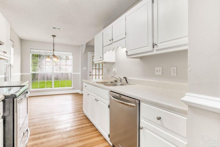 Property Photo: 364 Mirabelle Dr FL 32514